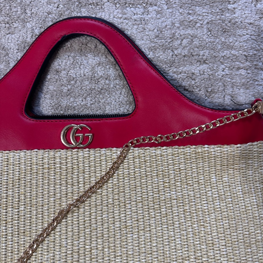 NWT inspired straw handbag. Can wear with or without gold chain | zippered